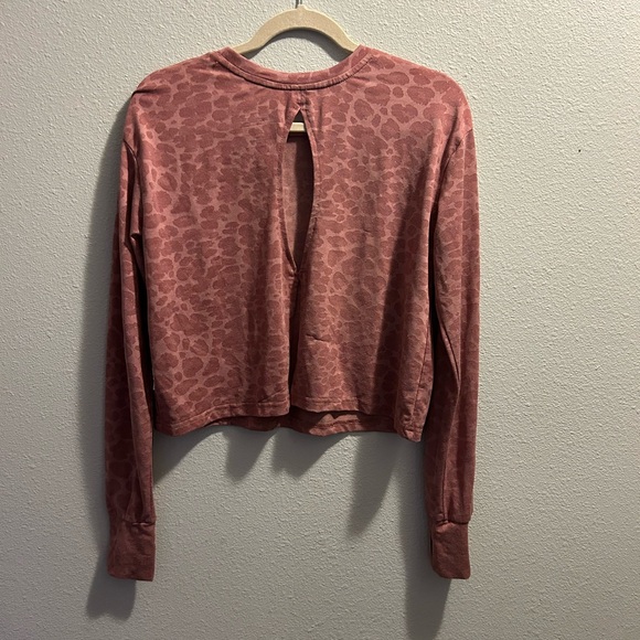 Rae Dunn long sleeve cheetah print workout top “gym now wine later”, open back - Picture 4 of 5